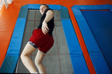 Bir trambolin üzerinde atlama genç adam.