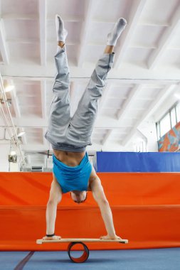 Belirgin bir kas ile genç adam.