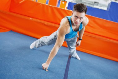 Belirgin bir kas ile genç adam.