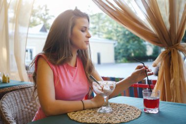 Bir yaz kafede sevimli genç kadın.