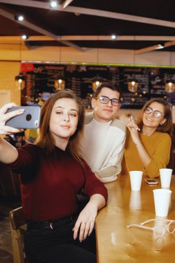 Kafede oturan genç arkadaşlar.