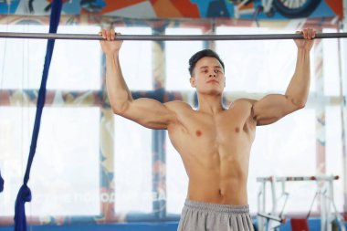 Crossbar üzerinde egzersiz yapan adam.