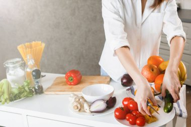 kadın kesme sebze eller.