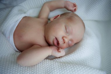 Bebek arkada uyuyor..