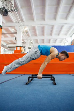 Belirgin bir kas ile genç adam.