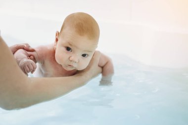 Oğlunu yıkanan anne.