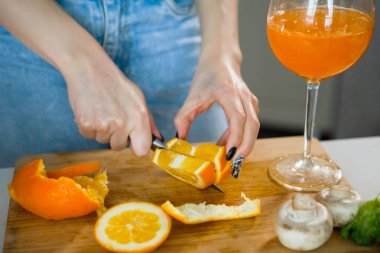 Mutlu genç kadın taze yapma.