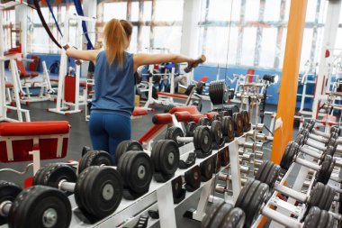 Bir elle Push UPS egzersiz yapıyor yakışıklı bir adam portresi