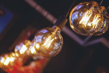 Birkaç vintage eski akkor ampuller.