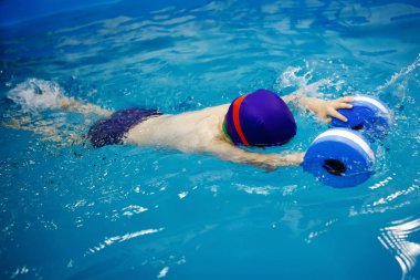 Çocuk havuza dalınıyor.