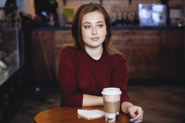 Genç, güzel kadın kahve içmeyi seviyor..