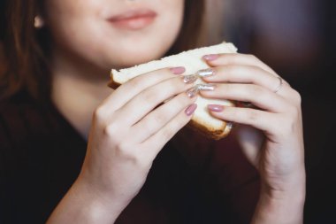 Güzel genç bir kadının portresi..