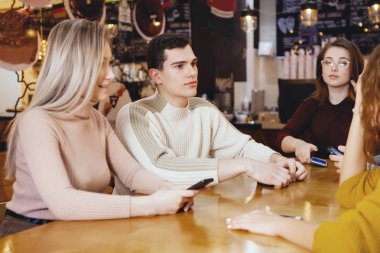 Kafede oturan genç arkadaşlar.