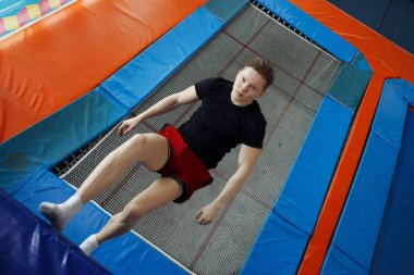 Bir trambolin üzerinde atlama genç adam.