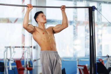 Crossbar üzerinde egzersiz yapan adam.