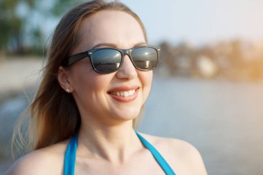 Sahilde genç sevimli kız.