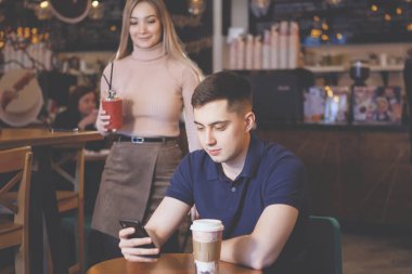 Bir kafede güzel garson ve sevimli adam.