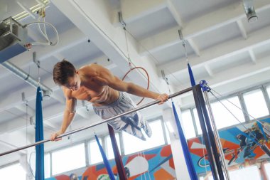 Crossbar üzerinde egzersiz yapan adam.