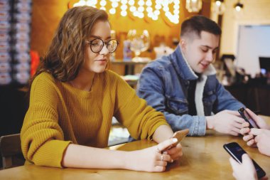 İki genç yakışıklı öğrenci.