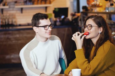 İki sevimli genç erkek ve bir kafede bir kız.