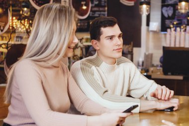 İki genç yakışıklı öğrenci.