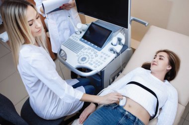 Klinikte karın ultrason muayenesi.