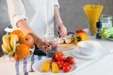 kadın kesme sebze eller.