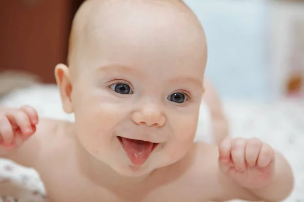 Hermosa Niña Cinco Meses Ojos Azules Yace Boca Abajo Muestra —  Fotos de Stock