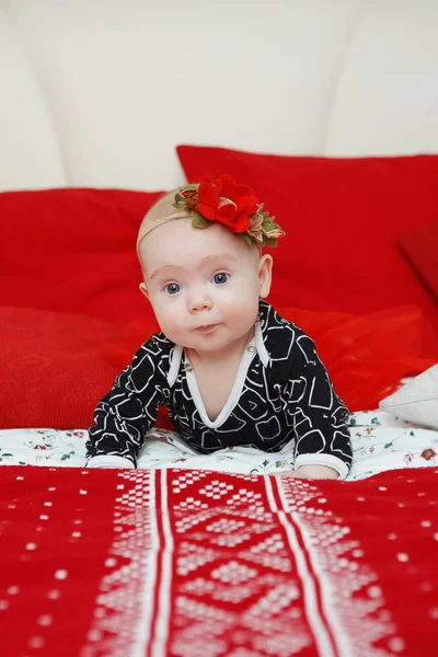 Śliczny Maluch Pięciu Miesięcy Córeczkę Kwiatkiem Jej Głowę Sukienkę Czerwonym — Zdjęcie stockowe