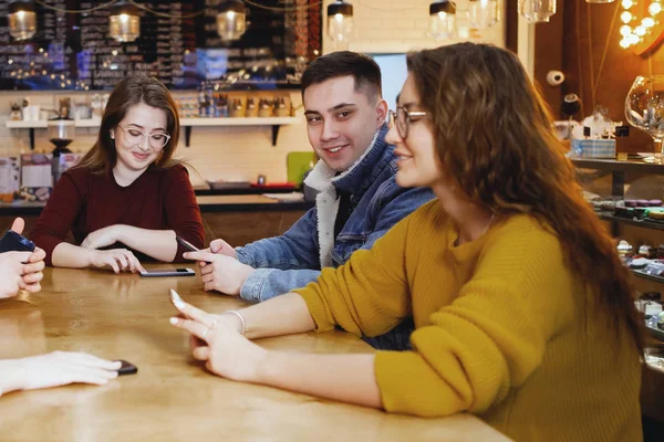 Kafede oturan genç arkadaşlar.