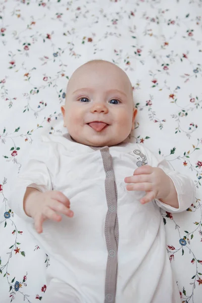 Gyönyörű Hónapos Blue Eyed Baby Girl Overall Fekszik Hátán Mutatja — Stock Fotó