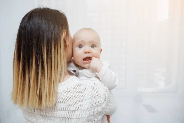 Ung Glad Kärleksfull Mamma Leker Med Baby Händerna Mot Fönstret — Stockfoto