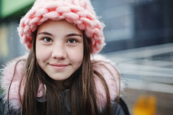 Primer plano retrato de joven adolescente sonriendo al aire libre . — Foto de Stock