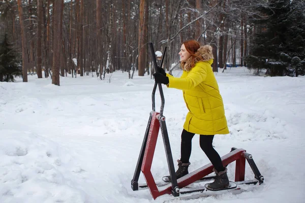 Jeune, jolie et joyeuse femme en hiver dans le parc . — Photo