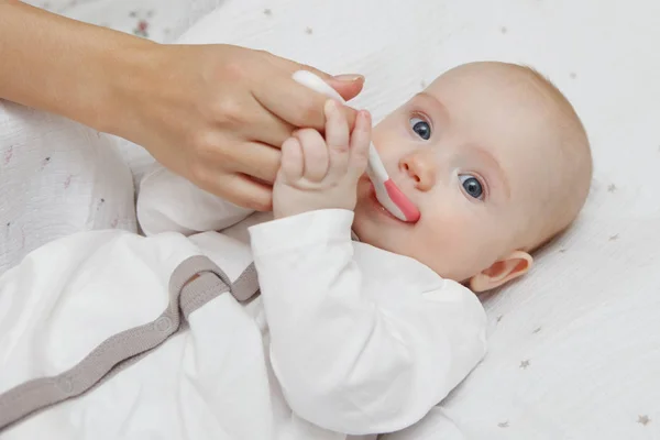 Hermosa Niña Encantadora Cinco Meses Comiendo Con Una Cuchara Comida —  Fotos de Stock