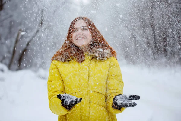 Jeune, jolie, joyeuse femme rousse aux cheveux longs en hiver dehors . — Photo