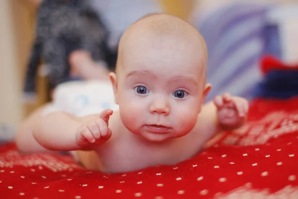 Gyönyörű Hónapos Kisgyermek Lány Kék Szeme Nézi Kamerát Egy Piros — Stock Fotó
