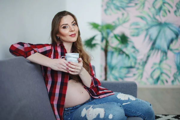 Gelukkig zwangere vrouw zitten op bed thuis — Stockfoto