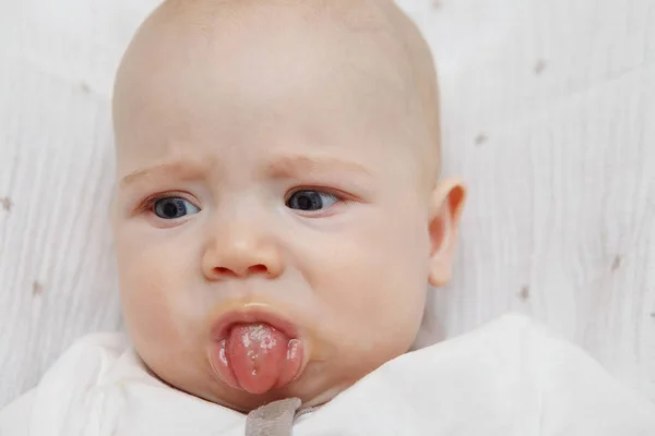 Lindo Bebé Cinco Meses Con Ojos Azules Miente Sonríe Muestra —  Fotos de Stock