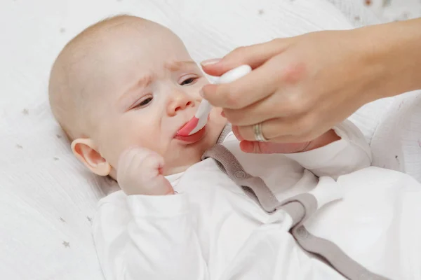 Hermosa Niña Encantadora Cinco Meses Comiendo Con Una Cuchara Comida —  Fotos de Stock