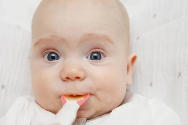 美しい素敵な ヶ月の赤ちゃんの女の子のスプーンで食べる 健康食品 妊産婦ケア クローズ アップ — ストック写真