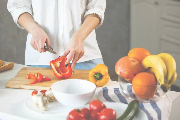 Kobieta ręce cięcia warzyw w kuchni. — Zdjęcie stockowe