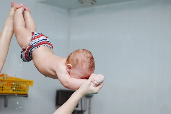 Madre con ejercicios de bebé en la piscina . —  Fotos de Stock