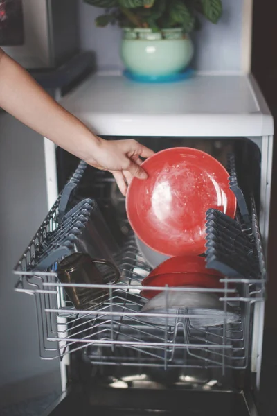 Открытая посудомоечная машина . — стоковое фото