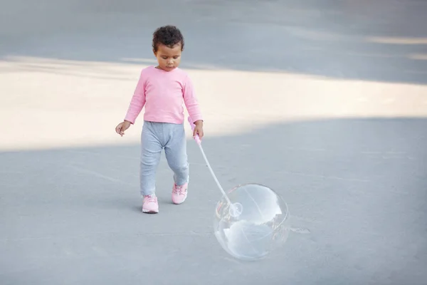 Menina bonito de pele escura . — Fotografia de Stock