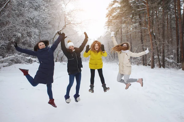 Quatre jeunes jolies femmes dans une forêt enneigée . — Photo