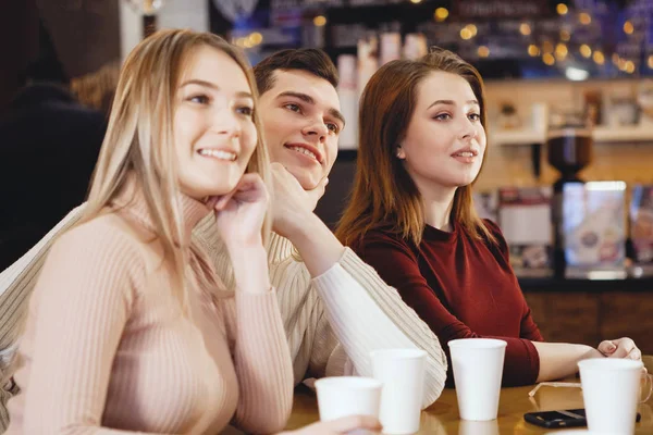 Jovens amigos sentados no café . — Fotografia de Stock