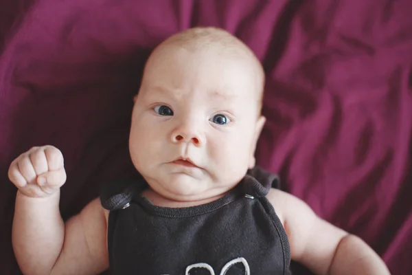 小さなはげ2ヶ月の赤ちゃん. — ストック写真