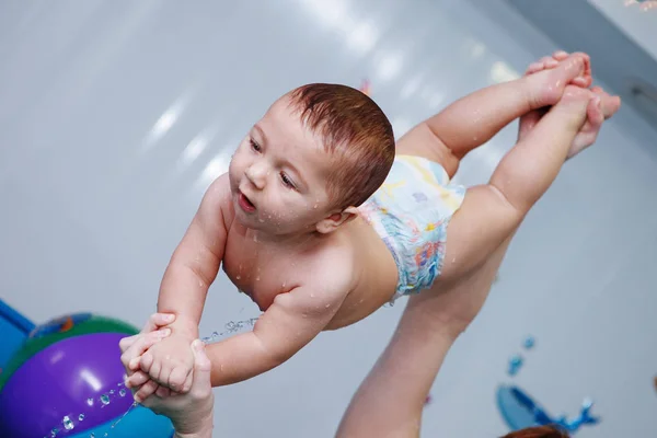 Anya Baby gyakorlatok a medencében. — Stock Fotó