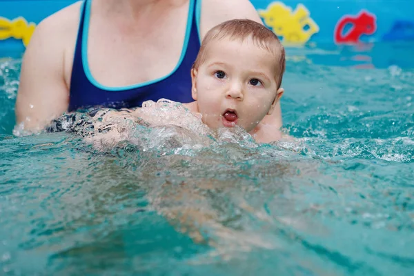 Havuzda bebek egzersizleri ile Anne.